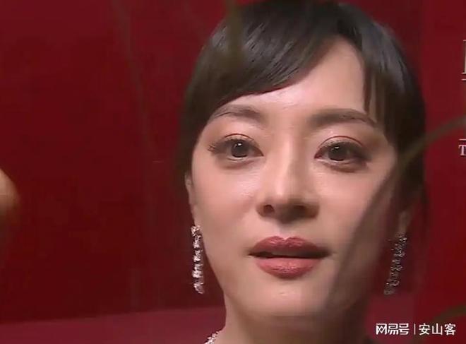 坏杨幂不敢露脸只有赵今麦扛住了！不朽情缘平台芭莎之夜被镜头签吓(图7)